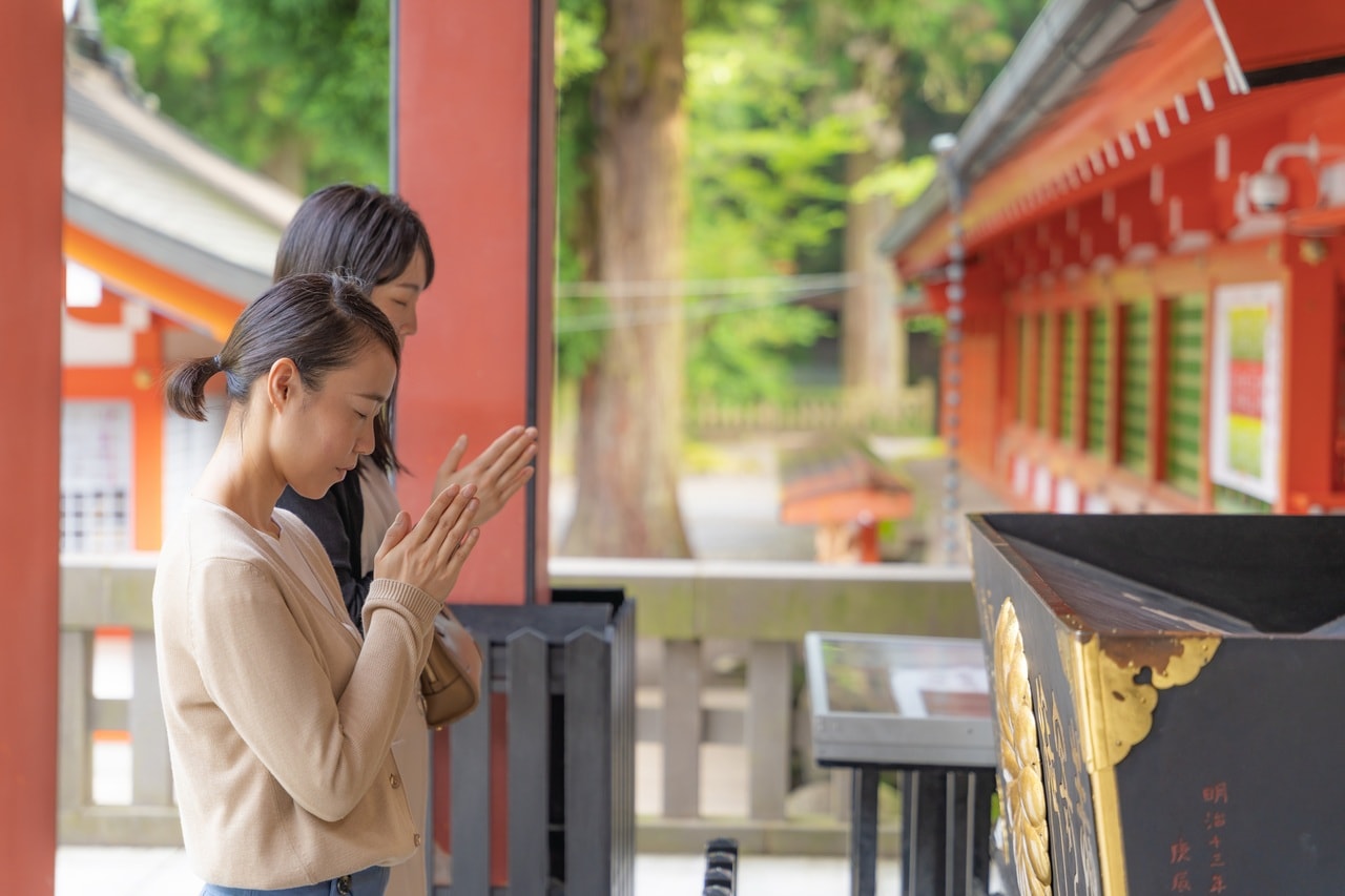 界 霧島からほど近い霧島神宮には、天照大神（あまてらすおおみかみ）の孫である瓊瓊杵尊（ににぎのみこと）などが祀られている。天孫降臨ゆかりの地を参拝することで、心身を整える。