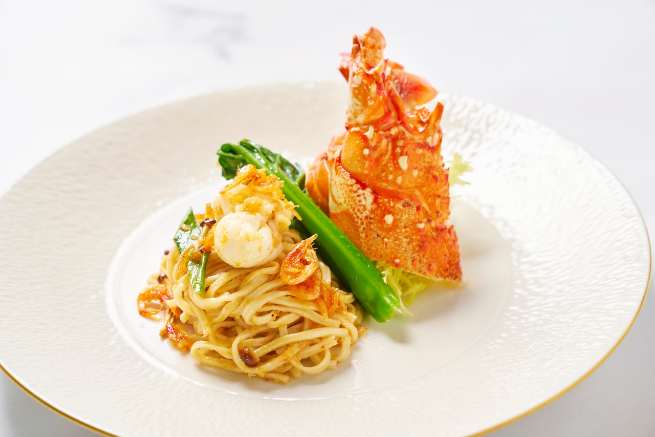 「国産伊勢海老の駿河産桜海老ソース煮込み伊府麺」。ダブルの海老の旨みが感じられるひと皿。