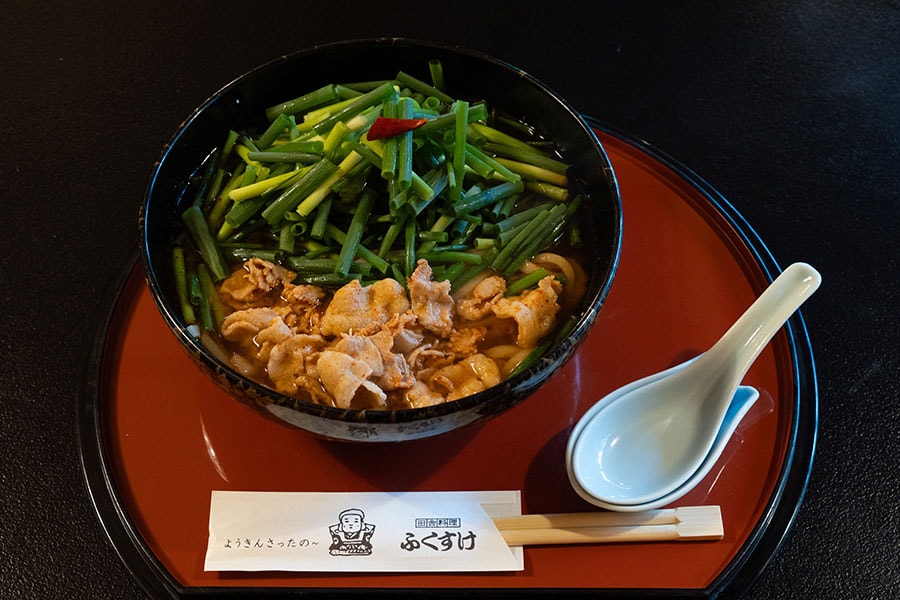 安芸高田名物の「夜叉うどん」（800円）。