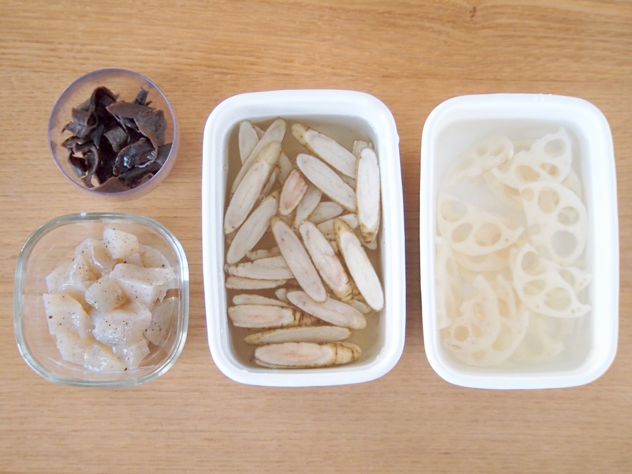 ごぼうは斜め薄切りにし、水にさらしてアク抜きをする。蓮根は皮を剥き薄切りにし、同じようにアク抜きをする。黒木耳は水に入れて戻し、こんにゃくは食べやすい大きさに、スプーンでちぎる。