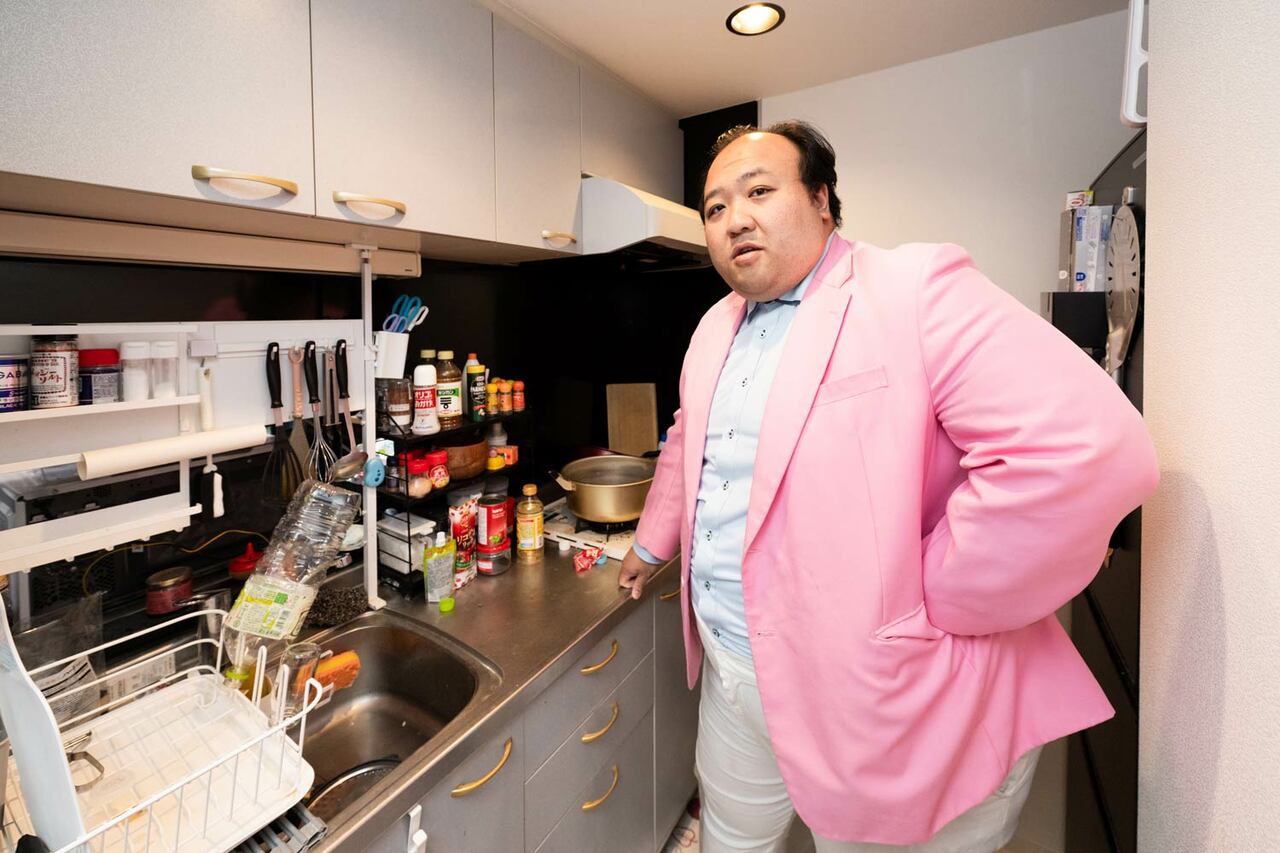 自宅キッチンに立つ大鶴肥満。調味料や器材が充実している