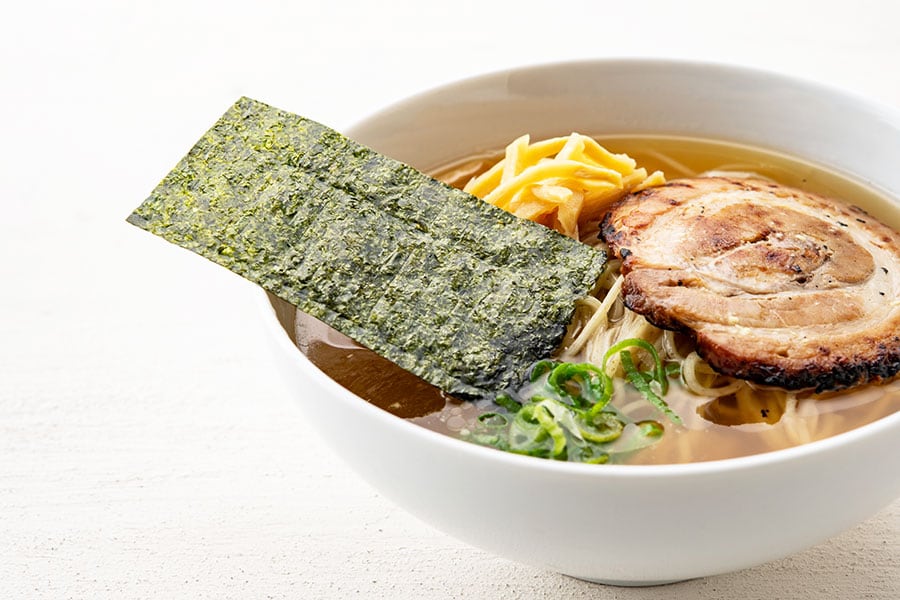 さっぱり味をお求めならこれが最高です。柚子塩らーめん〈3食(麺、鶏魚介スープ、高知県産 生搾りゆず果汁、大判炙りチャーシュー、メンマ、特上板海苔各3)〉2,980円。