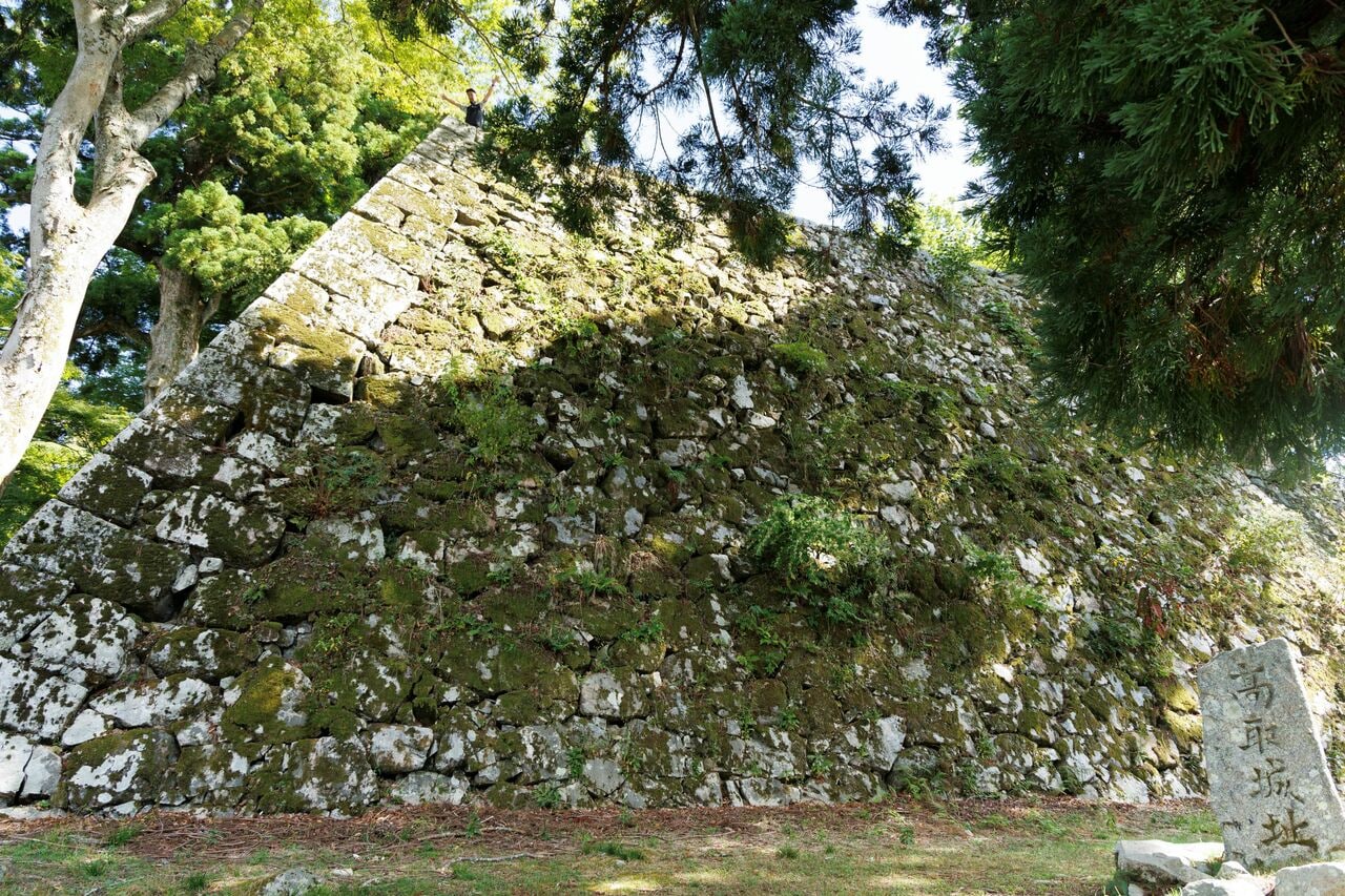 圧巻の本丸天守台の石垣。観光パンフレットにも写真が使われる町の「顔」だ。