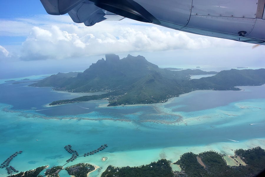 タヒチ島からボラボラ島へ渡る国内線、座席指定ではなく、乗った順なのですが、左側がおすすめ。空からオテマヌ山を眺めることができます。