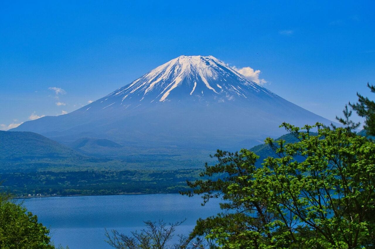 本栖湖から見た富士山。写真：shunji_yoshimi/イメージマート