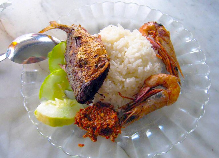 汁気は少なめ。カリッと素揚げされた魚やエビが盛られ、ひとつひとつのおかずが存在感を放っている。シンプルだけれど美しいひと皿。