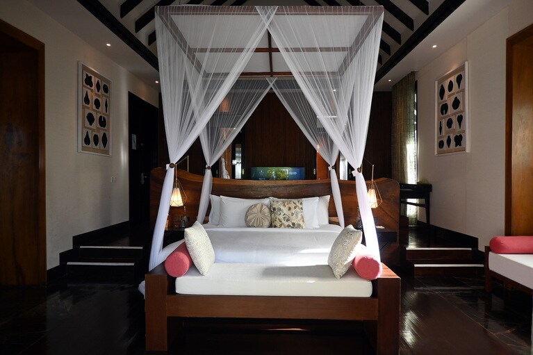 アースプールヴィラのベッドルーム。到着時はベッドの上に葉っぱで作った「WELCOME」のメッセージが。