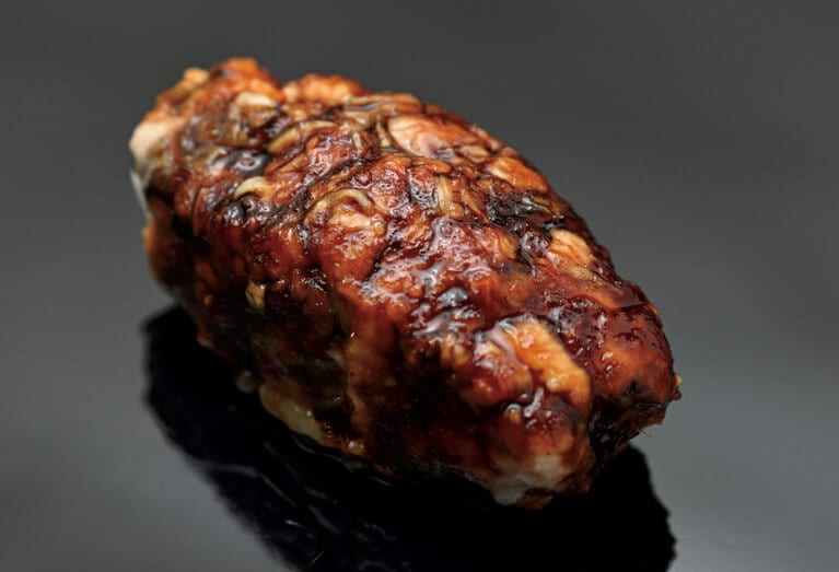 炭火で香ばしく焼き上げた穴子。通常の寿司店に比べ一貫に対して3倍量を使っているというから驚きます。