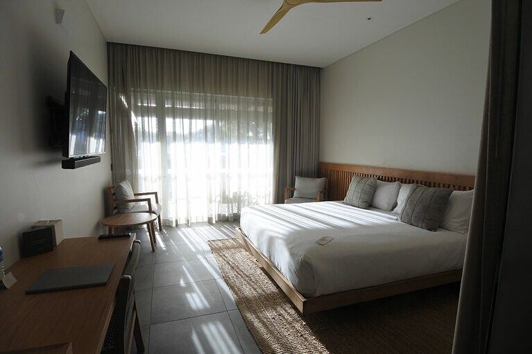 2階の客室からは敷地中央のプールが見下ろせ、リゾート気分も上々。