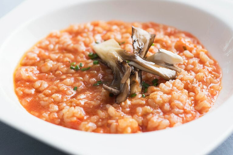 ぜひおすすめしたいのは、フレンチマクロビのプラン。体が生まれ変わる「食べて」リセットできる滞在だ。生命力のある素材を驚くほど美味しく仕上げる料理のセンスが秀逸。