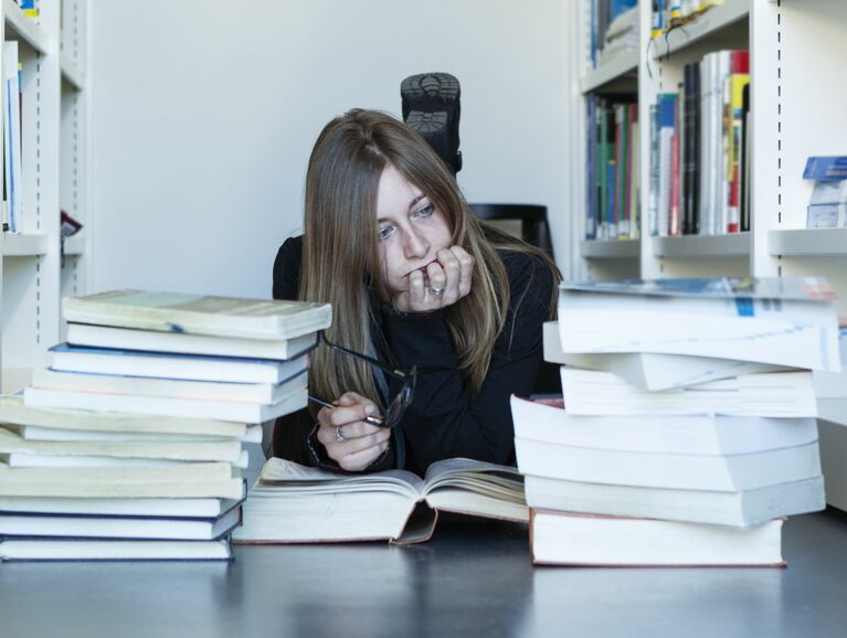 なぜ英国エリート校出身者は、電子書籍ではなく「紙の本」を読むのか？　写真はイメージ　©getty