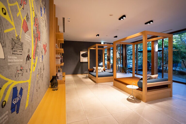 靴を脱いでくつろげる“ヤグラソファ”は、オープンなのに個室のようなくつろぎ感。