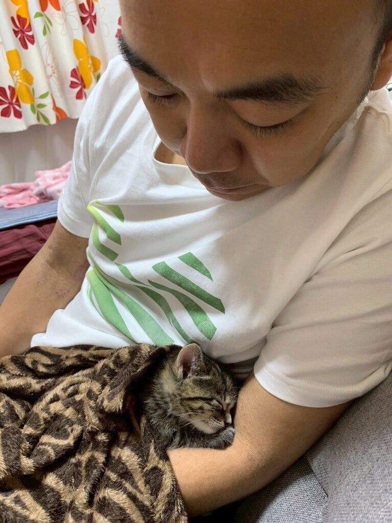 まだ小さなごま吉を抱っこ。