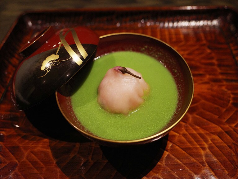 華やかなお椀は、桜を使った海老とイカのしんじょうにヒスイ豆のすり流しが春の味。