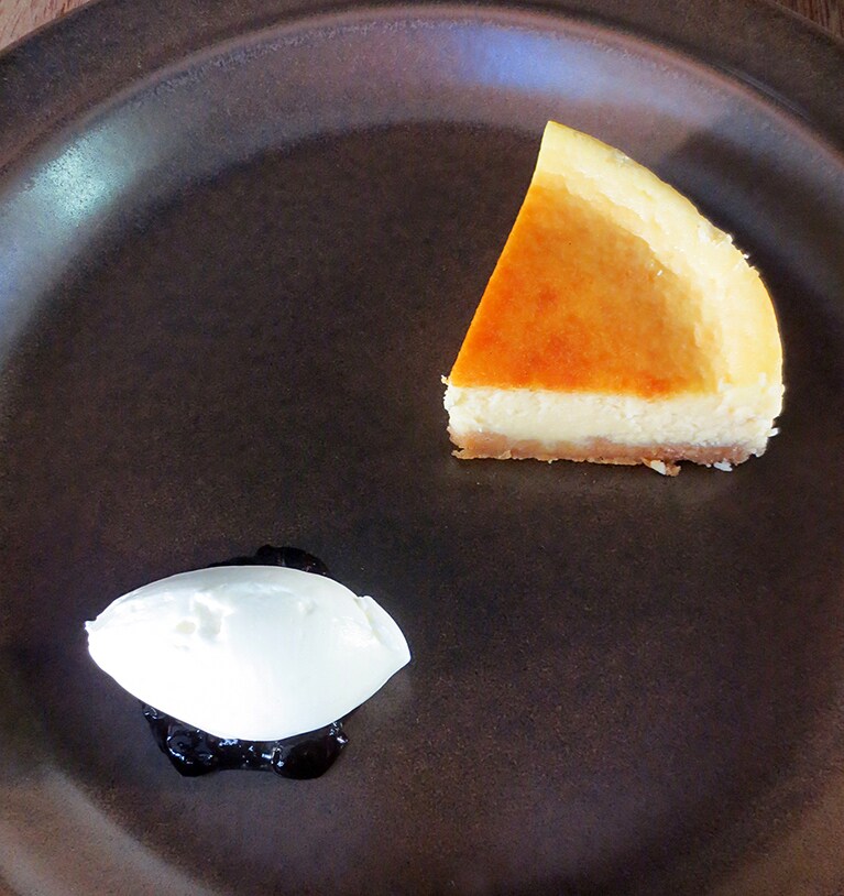 イートインの「ベイクドチーズケーキ」400円。生クリーム、カシスのソースを添えて。