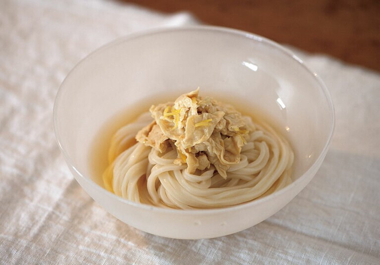 湯葉れもん冷しうどん〈細切りうどん、生湯葉レモン煮60g(生麺)120g、特製だし250ml〉 1,000円。