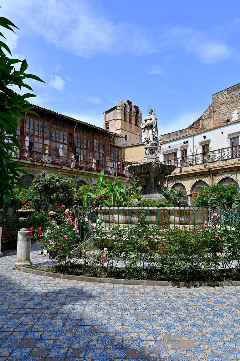 マヨリカ陶器のタイルが敷き詰められた修道院内のパティオ。