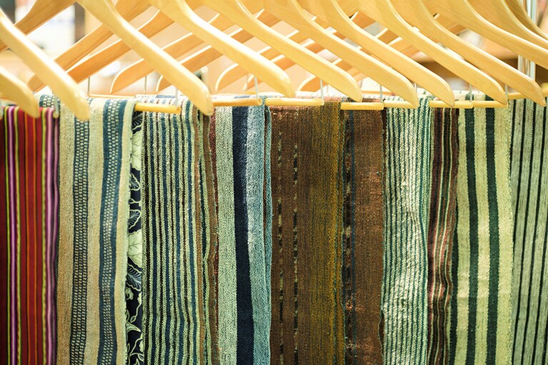 インテリアとしても取り入れてみたくなる美しいイカット。