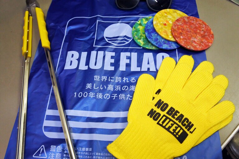 ビーチクリーンを開催し、拾い集めたプラスチックをリサイクルするなど、エコ活動に積極的。