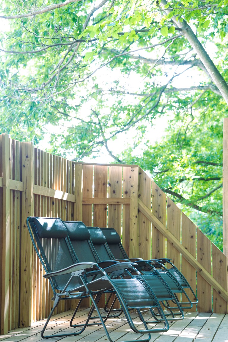 夏には草木が生い茂り、ウッドデッキを日陰が包む。自然の中ならではだ。写真提供：kaveri