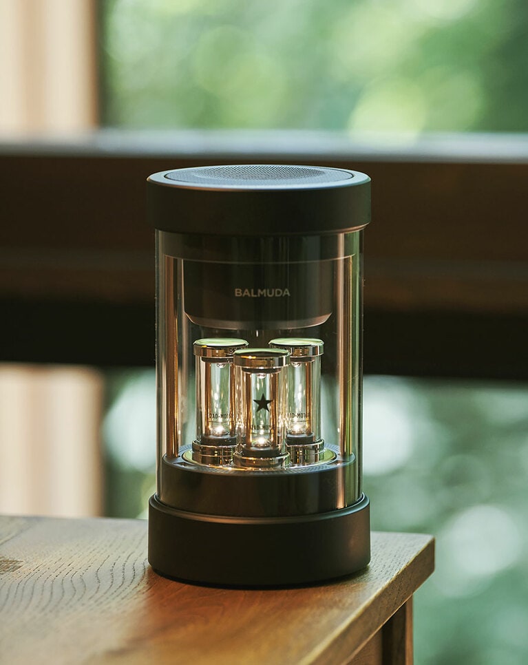 リラックスした時間に欠かせないのが音楽。包み込まれるようなサウンドが心地いいバルミューダのワイヤレススピーカー。充電式で好きな場所へ持ち運べるのも気に入っている。