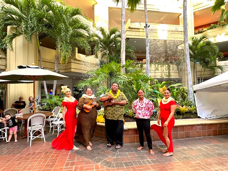 ショーに向かうダンサーとバンドの皆さん。