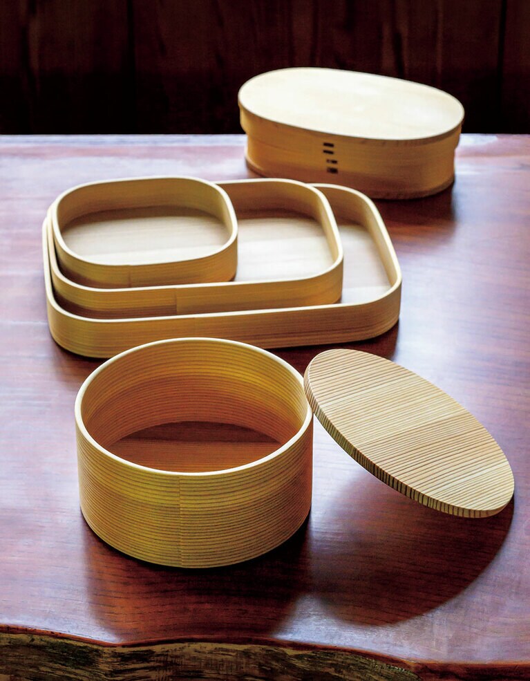 上はロングセラーの“小判弁当 中”10,450円、中央は「Blanc Pa」“Square Dish”6,600円～、手前は同シリーズ“Bowl L”8,800円（左）と“Bowl Cover L”2,200円（右）。