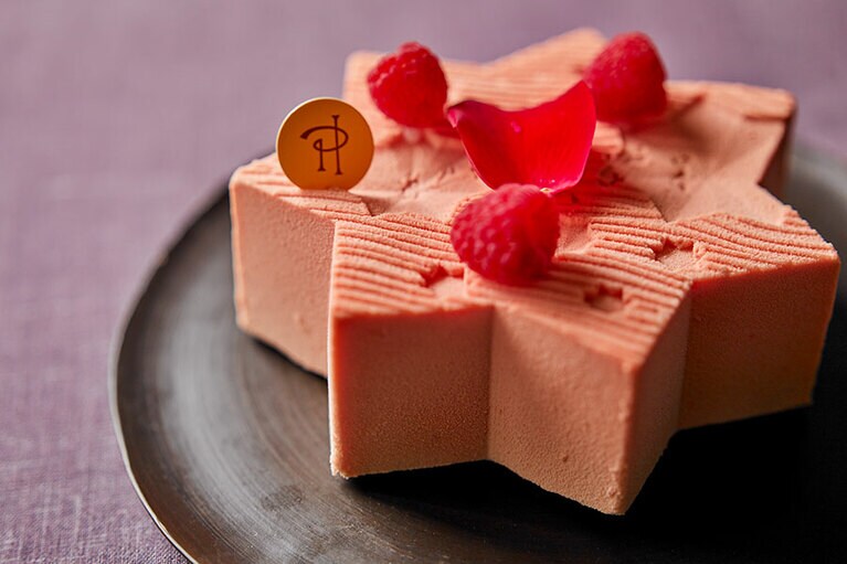 エトワール イスパハン 直径18cm 5,940円(税込)／ピエール・エルメ・パリ