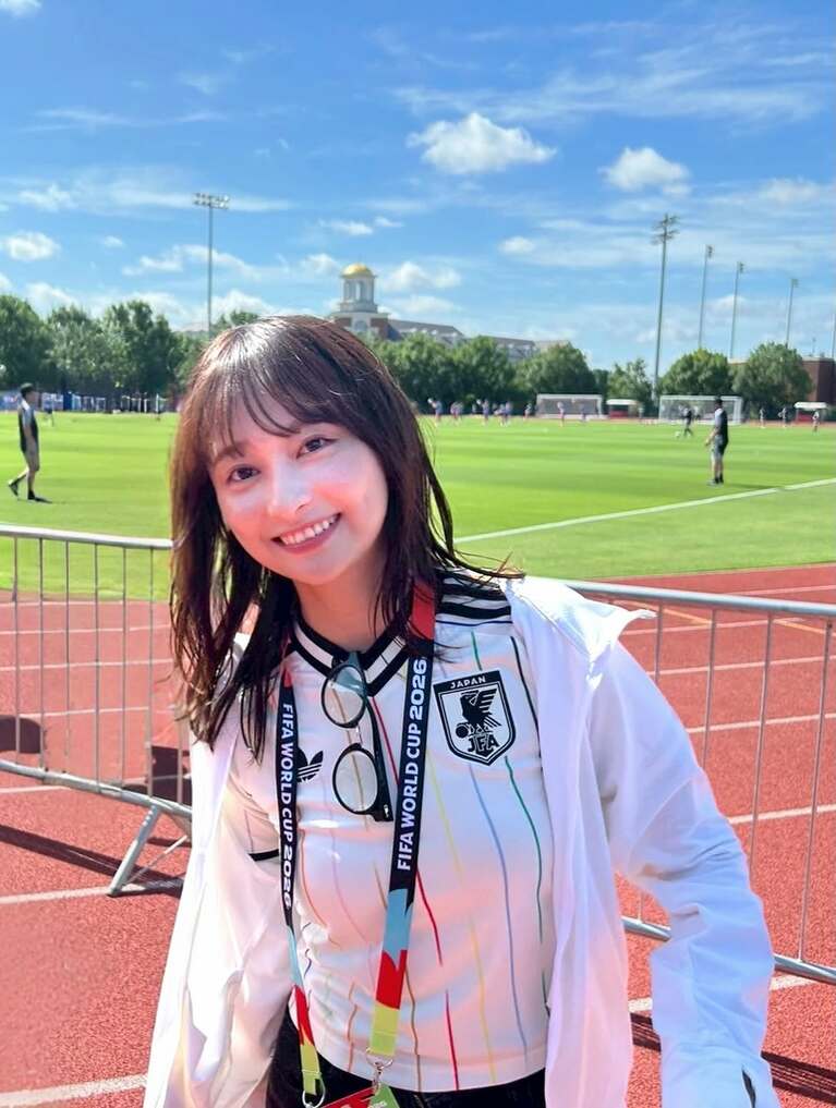 「可愛すぎる」「スタイル良すぎ」と話題になった影山優佳さんのアウェイユニフォーム姿（本人のInstagramより引用）