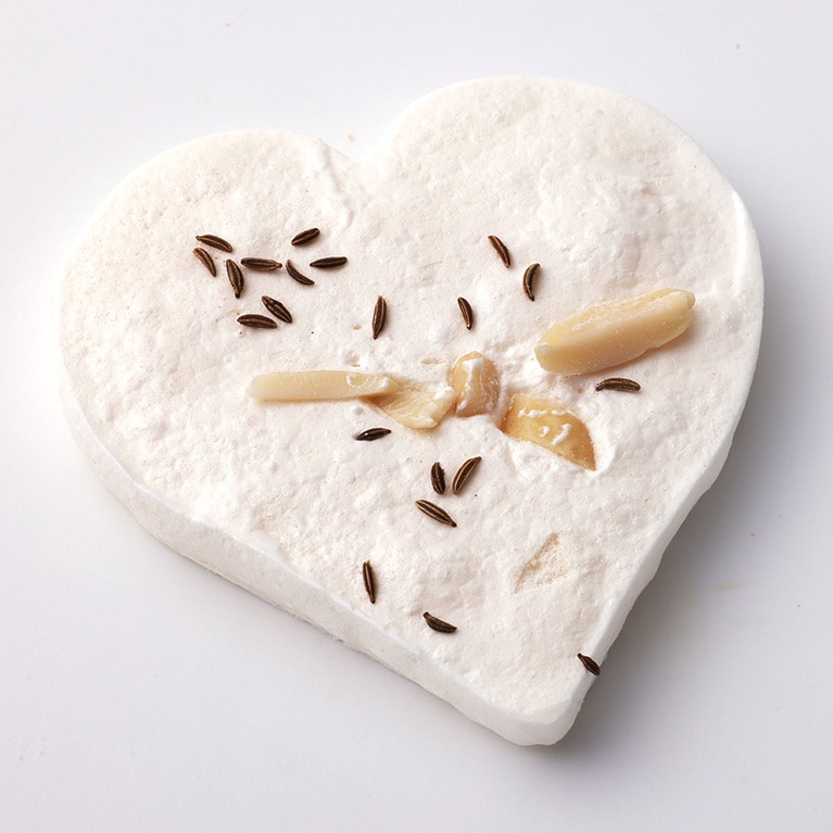 クール・ド・パパ 240円。キャラウェイシードを散らして焼いた、軽やかな食感のメレンゲ。