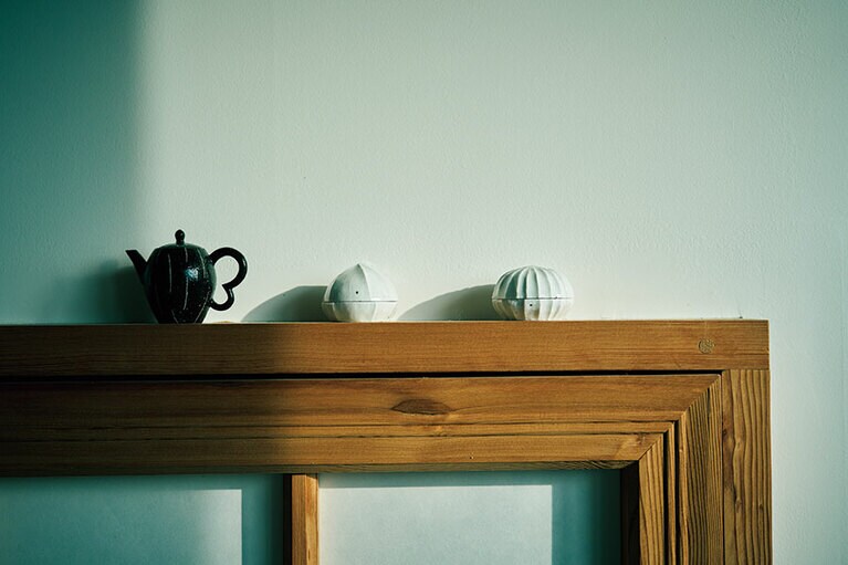 ホウォルで年に2回開かれる陶磁器の展示会には、韓国内の作家とコラボしたお茶の道具が並ぶ。（ホウォル）