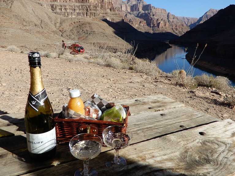 これはヘリコプターツアーならでは。グランドキャニオンに着地してのシャンパン・ピクニック。