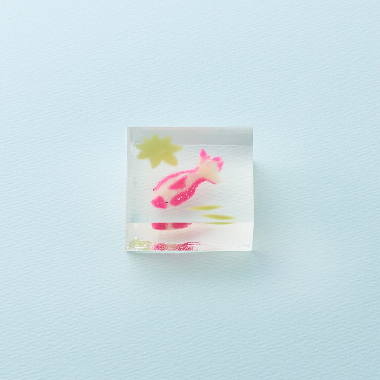 琥珀製「若葉蔭（わかばかげ）」573円。