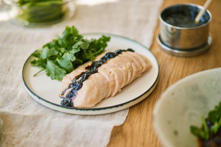 ＜村上 祐仁＞の器は薄くて軽くて繊細なシルエット。それでいて食洗機も電子レンジもOKで丈夫なところが魅力的。撮影：田村昌裕（freaks）