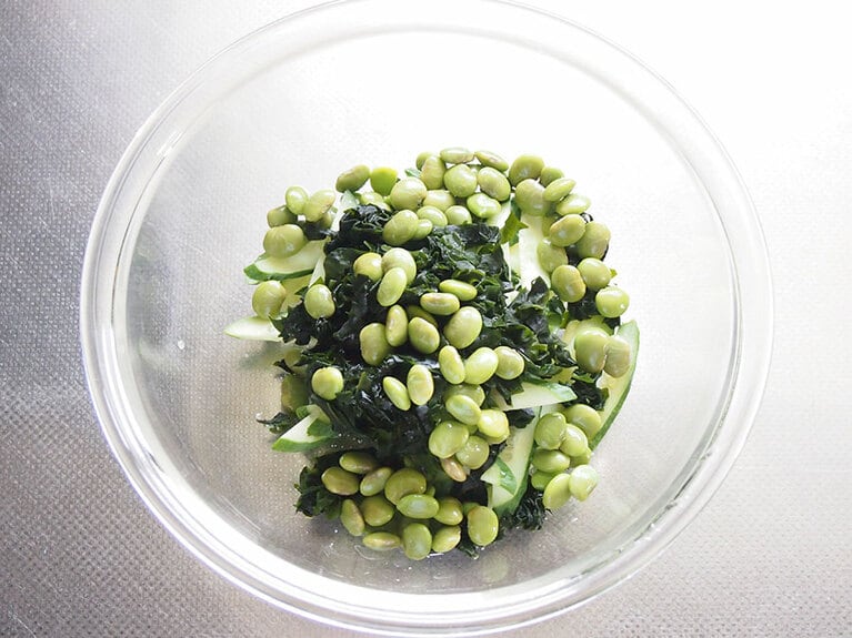 （4）ボウルに（2）のわかめときゅうり、解凍した枝豆を入れて塩をふり、全体を混ぜます。