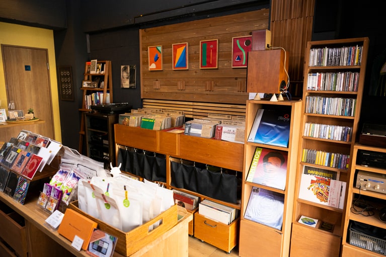 品揃えは国内でも有数。清水さんの審美眼に惚れ込んだ常連が通う。