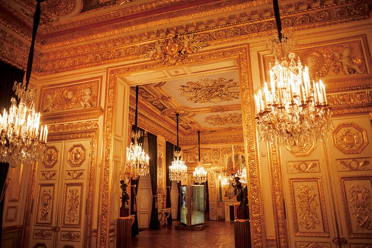 数々の舞踏会が繰り広げられた大広間。壁や天井を埋め尽くす卓越した装飾は息を呑むほどの豪華さ。