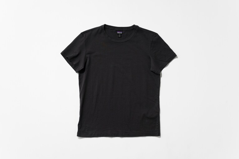 こちらもリジェネラティブ・オーガニック・サーティファイド・コットン100％を使用したクルーネックのTシャツ。クラシックなシルエットを、程よいゆとりを備えたジャストフィットで仕立てていて、サラッと一枚で着るとサマになり、インナー使いでレイヤードしても快適。ウィメンズ・リジェネラティブ・オーガニック・サーティファイド・コットン・ティー 8,250円。