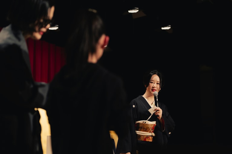 小学生のファンを前に、嬉しそうな様子な東村アキコさん。