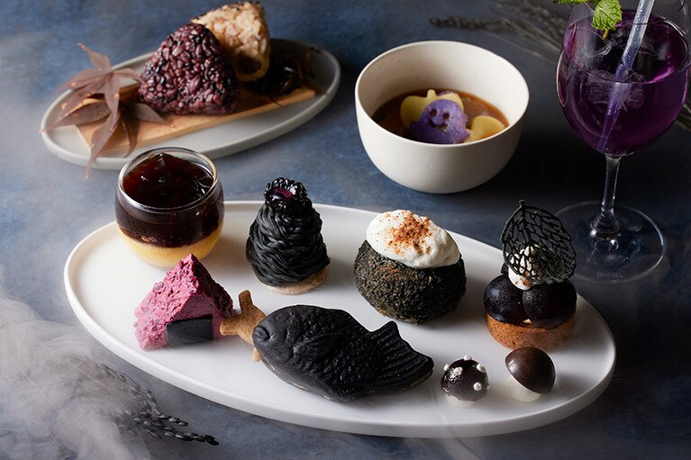 「芋 栗 南瓜！ハロウィンのまんぷくアフタヌーンティー」のイメージ。1名5,280円、モクテル付きプラン6,200円、平日の予約限定「ハロウィンのまんぷくスイートアフタヌーンティー3,630円。10月28日（土）～10月31日（火）の期間はモクテル・お土産つきプランのみ6,500円（すべて税込・サ別）。