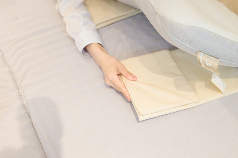 シートをまくらの下に挿入して高さを出します。