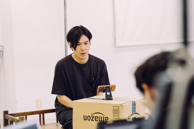 「忘れられてしまった記憶へ目を向けたい」ポッドキャスト演劇に挑戦するロロ・三浦直之が新作『まれな人』にかける思い。稽古風景。