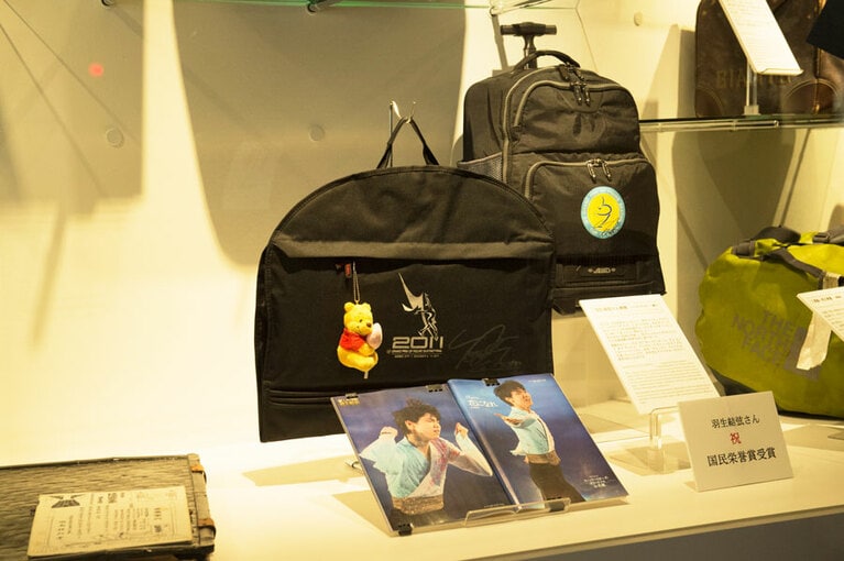 羽生結弦選手のバッグ。やっぱりプーさんがついてます。