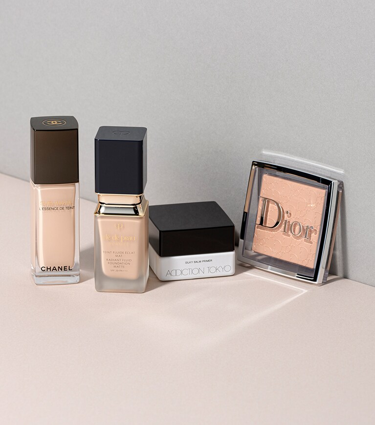 左から：サブリマージュ レサンス ドゥ タン(ブラシ付き) 40mL 全6色 19,250円／シャネル　タンフリュイドエクラ マット SPF20・PA +++ 全8色 35mL 14,300円／クレ・ド・ポー ボーテ　アディクション シルキーバームプライマー 4,620円／アディクション ビューティ　ディオール バックステージ フェイス&ボディ パウダー 1N 5,610円／パルファン・クリスチャン・ディオール