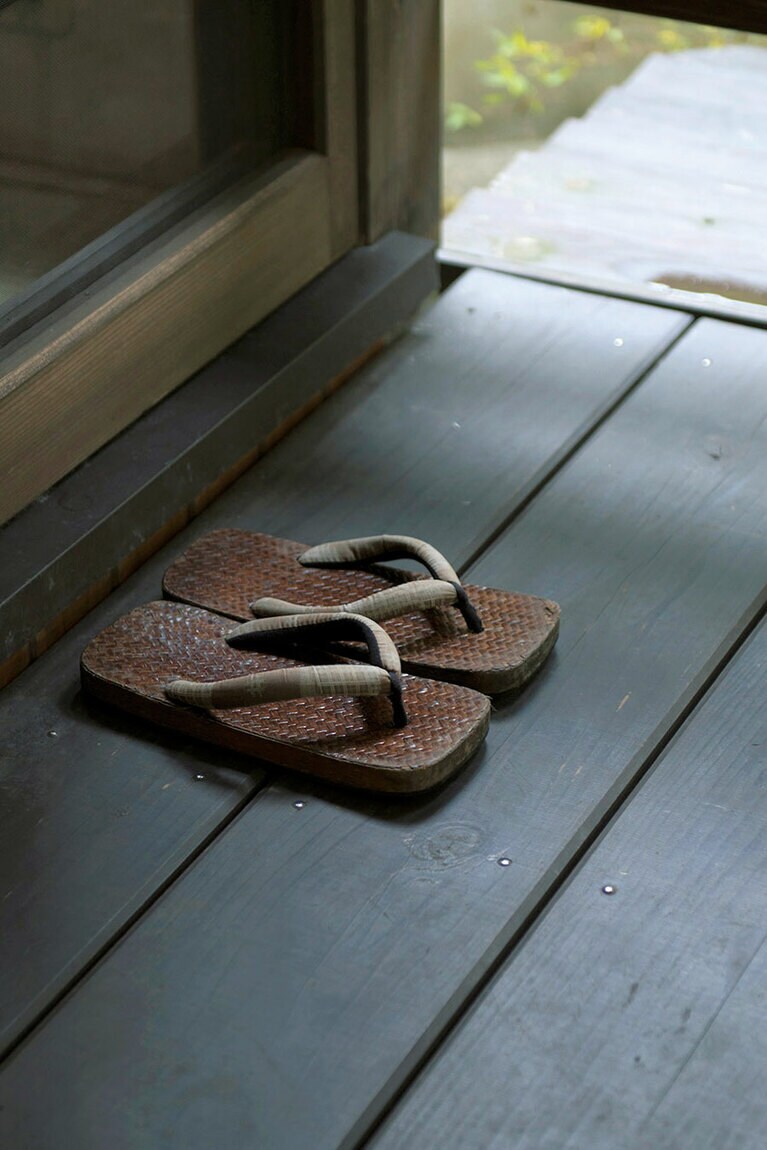 【湯富里の宿 一壷天】ひとり滞在におすすめの部屋 「真朱」。二間続きの和室には、玄関、リビング、寝室、半露天風呂、テラスがあり広々。