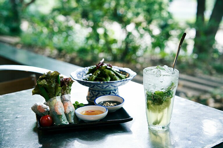 左から:「生春巻き」900円、「エダマメのガーリックペッパー炒め」630円、「フレッシュミント モヒート」830円。＠pepacafeFOREST