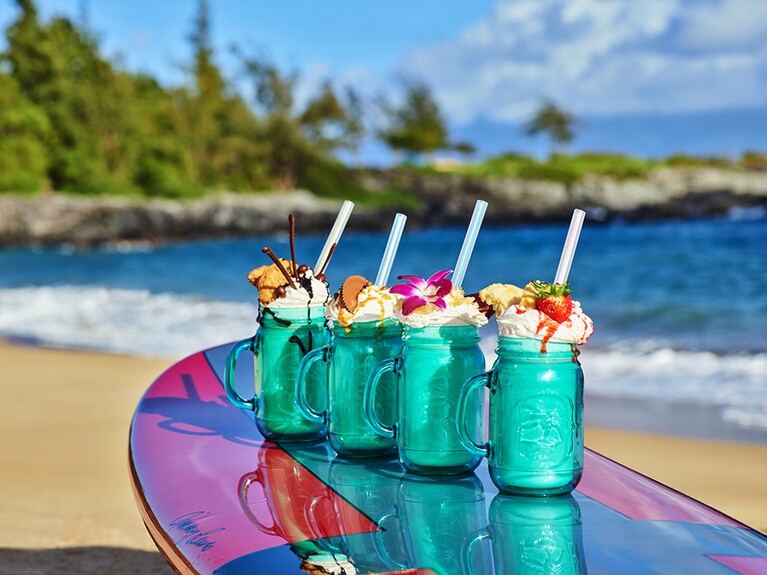 ビーチサイドにある「バーガー・シャック」では、フルーツやオレオなどをトッピングした各種のシェイクが評判。13～15ドル。