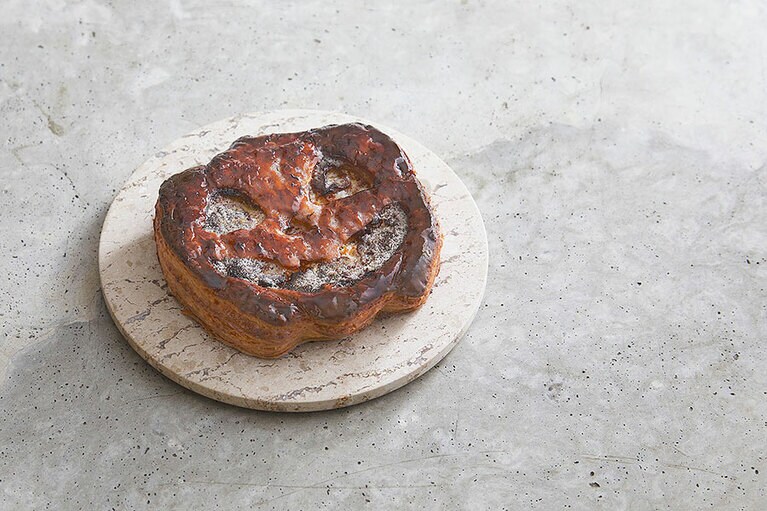 口の中にかぼちゃの香りと甘みが広がる、香ばしい「ハロウィン パンプキン パイ」3,618円。