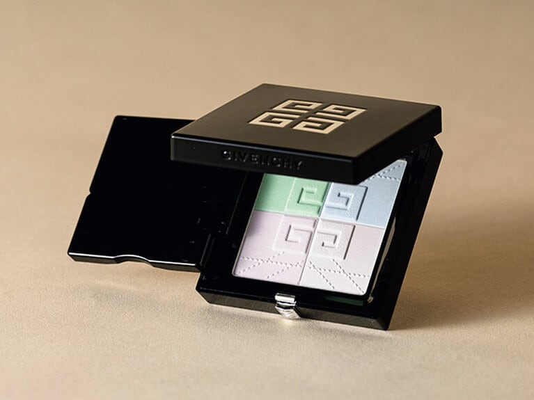 世にも美しい透明感を生み出す超ロングセラーがリニューアル。過去最強のプリズム透明感を叶える。プリズム・リーブル・プレストパウダー 01　7,480円／パルファム ジバンシイ