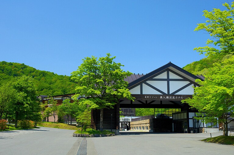 星野リゾート 奥入瀬渓流ホテル［青森／奥入瀬渓流温泉］ホテル正面入口。